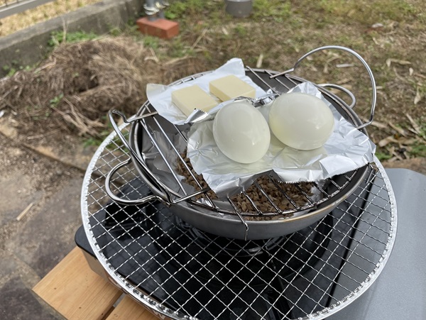 燻製鍋にふたをして待つ様子